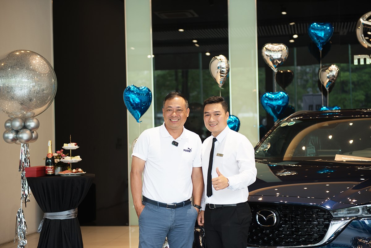Mazda Lê Văn Lương bàn giao xe cho BLV Quang Tùng