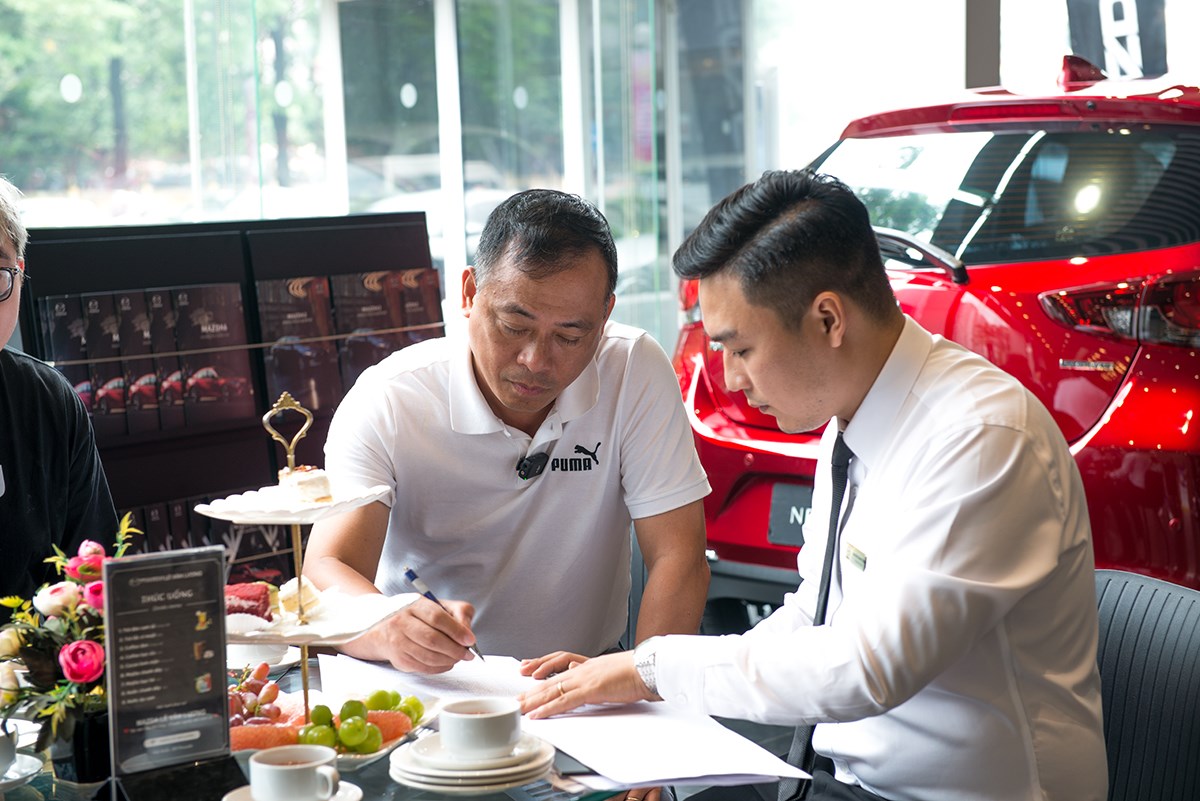 Mazda Lê Văn Lương bàn giao xe cho BLV Quang Tùng