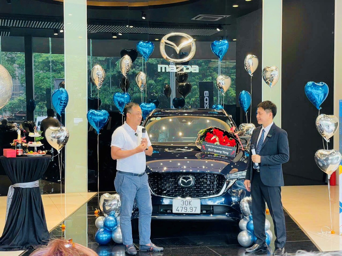 Mazda Lê Văn Lương bàn giao xe cho BLV Quang Tùng