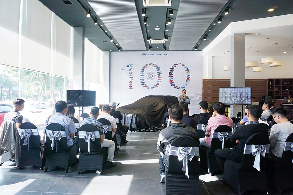 Chuong trinh lai thu gioi thieu showroom va san pham phien ban dac biet ky niem 100 nam thanh lap mazda