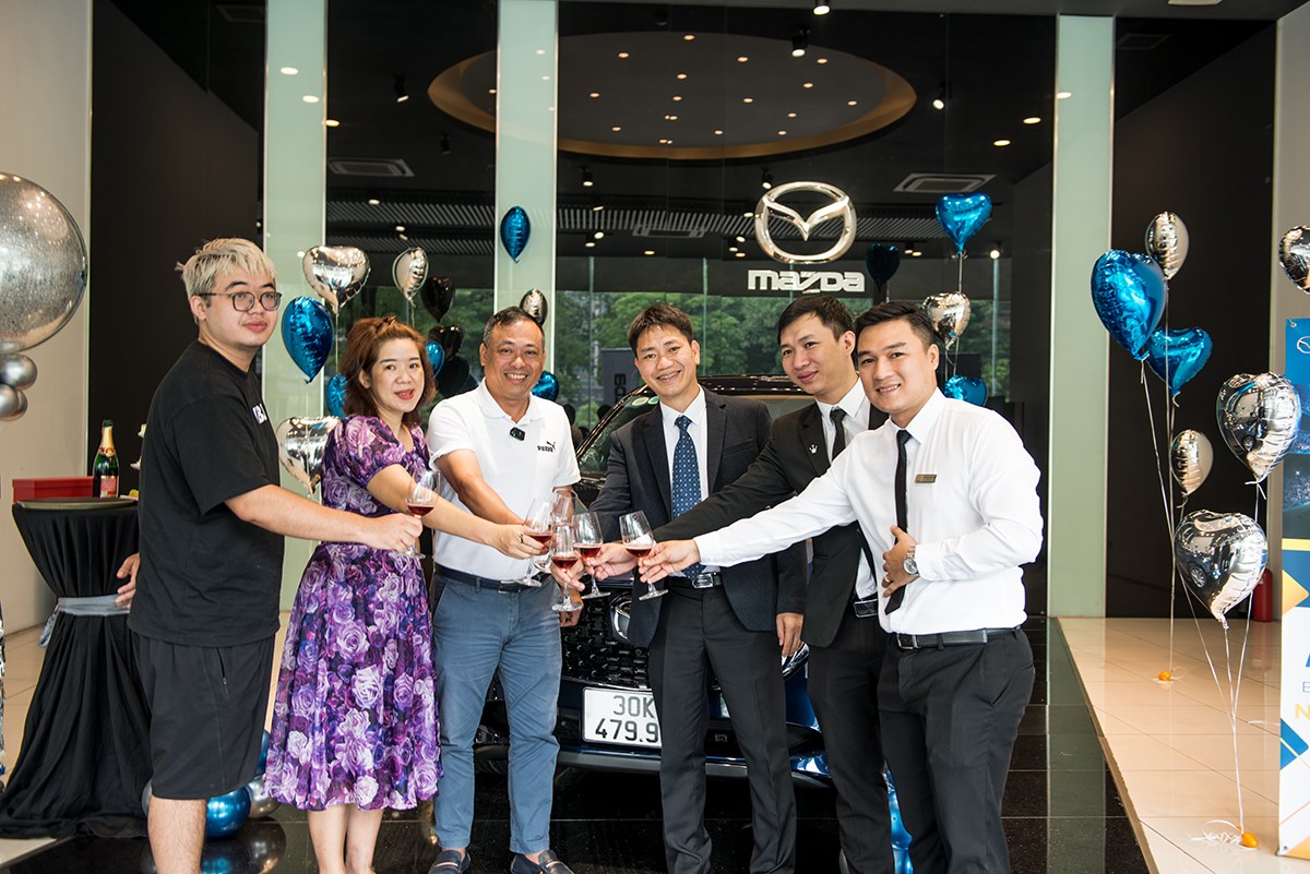 Mazda Lê Văn Lương bàn giao xe cho BLV Quang Tùng