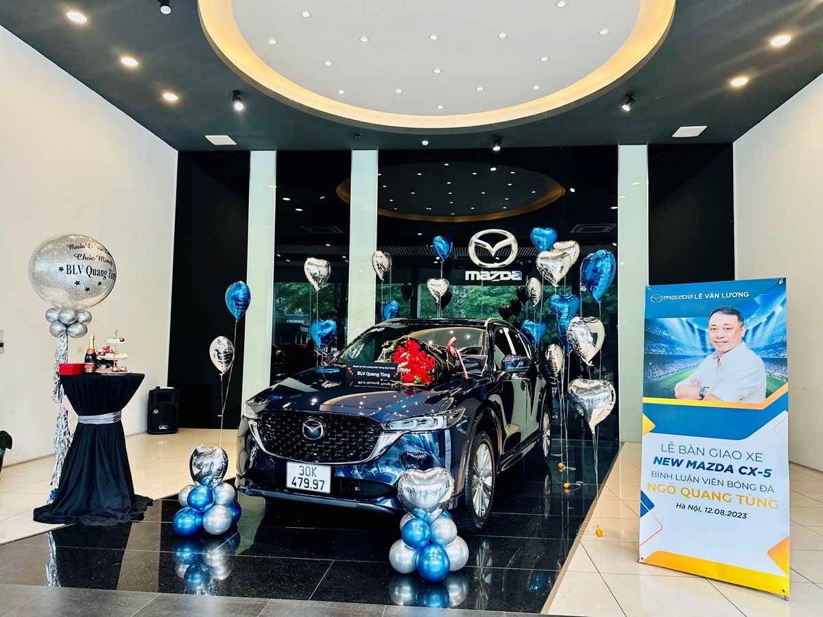 Mazda Lê Văn Lương bàn giao xe cho BLV Quang Tùng