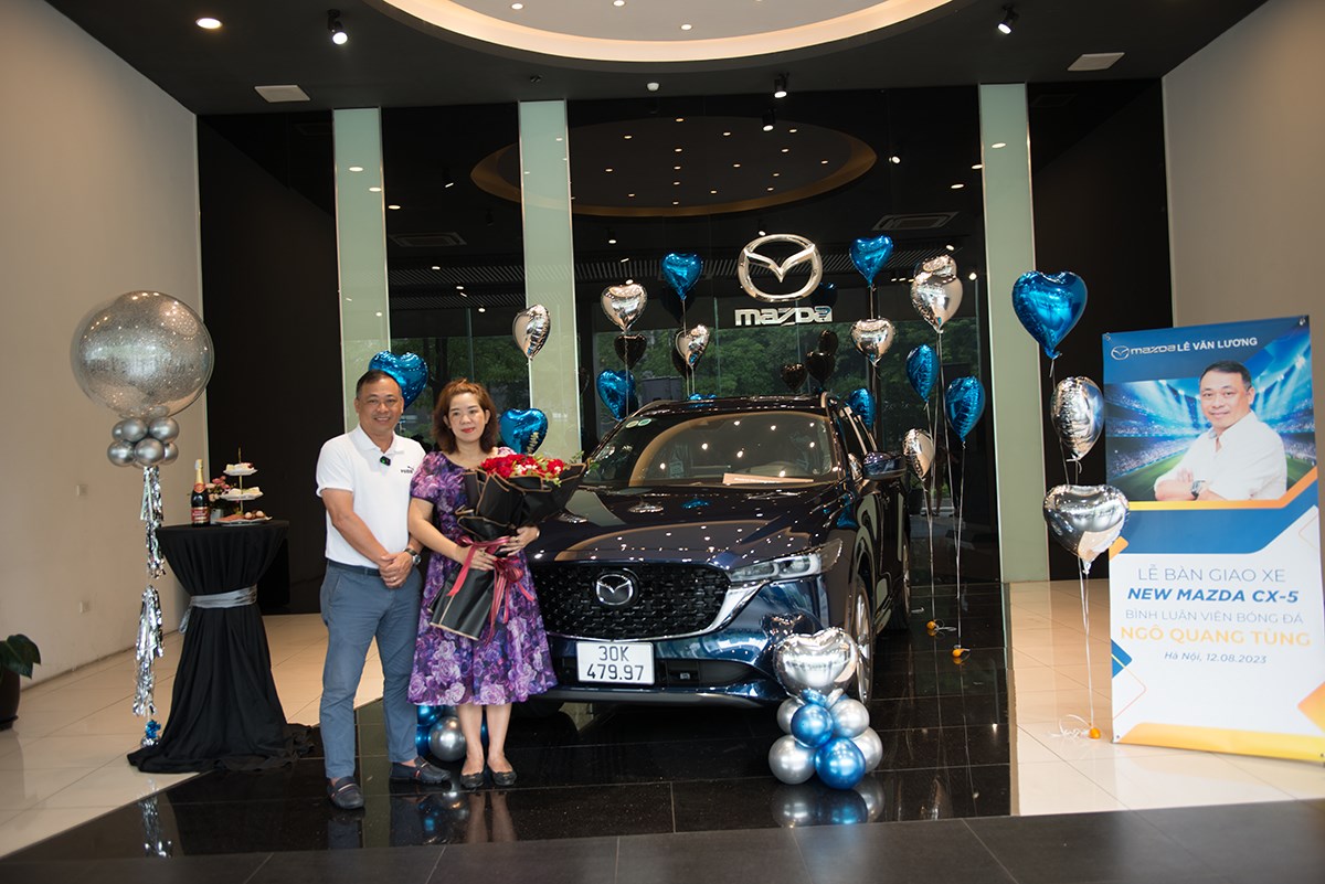Mazda Lê Văn Lương bàn giao xe cho BLV Quang Tùng