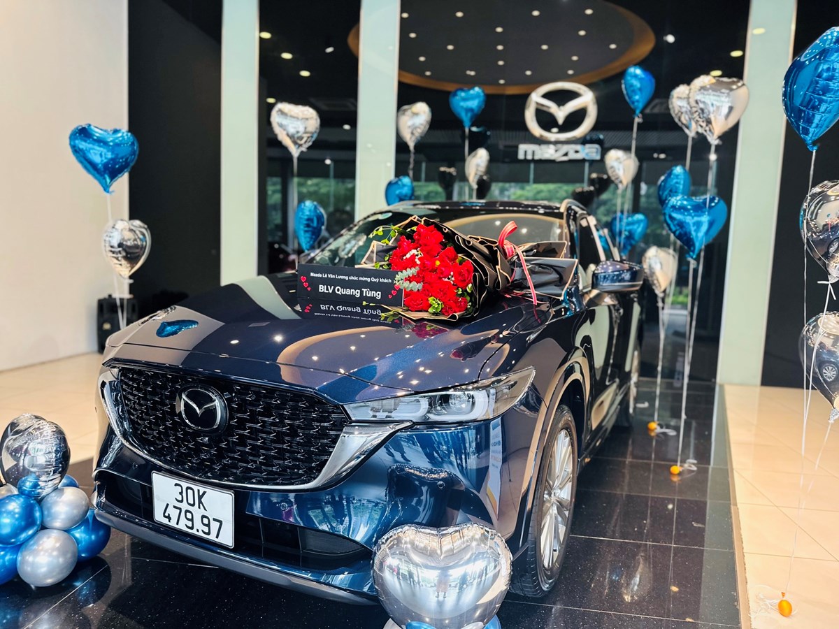 Mazda Lê Văn Lương bàn giao xe cho BLV Quang Tùng