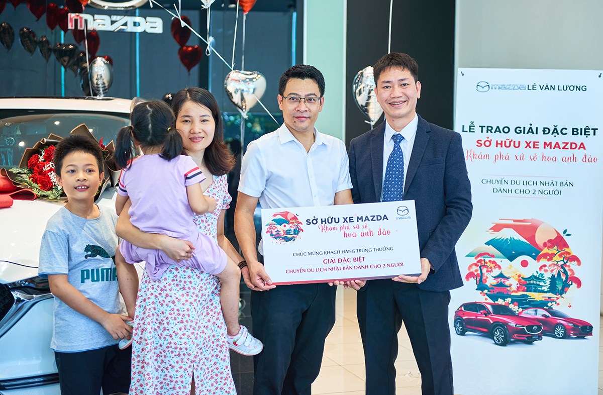 Mazda Lê Văn Lương trao giải thưởng đặc biệt Sở hữu xe Mazda khám phá xứ sở hoa anh đào