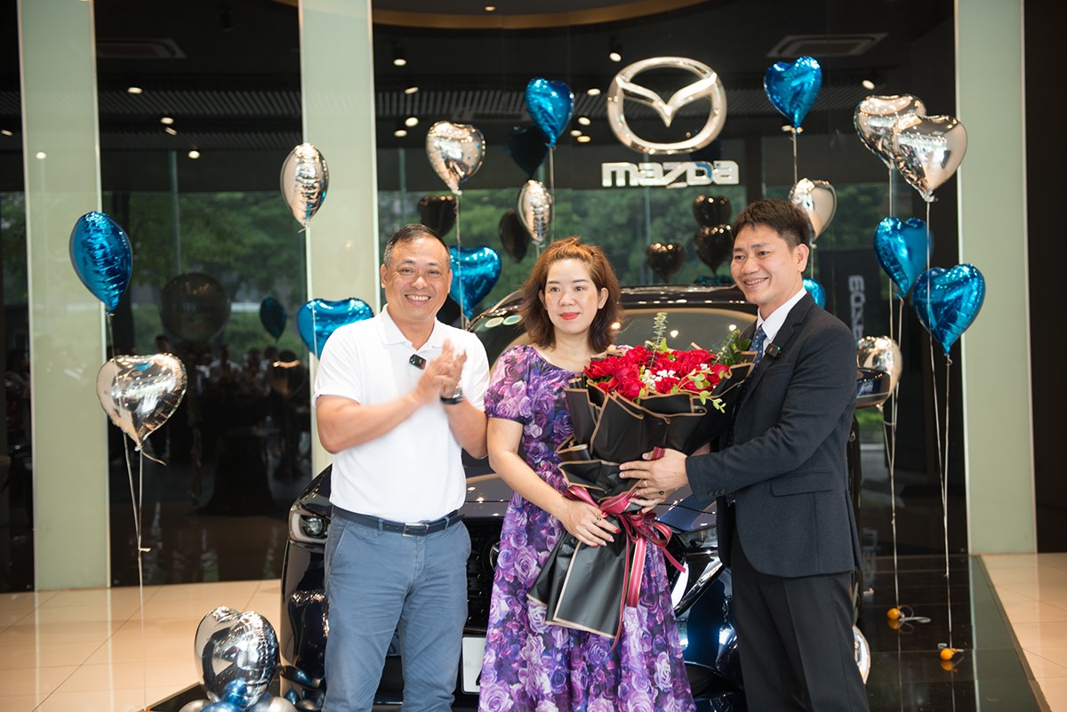Mazda Lê Văn Lương bàn giao xe cho BLV Quang Tùng